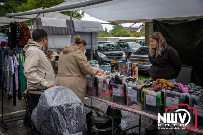 Weer of geen weer: Vlooienmarkt op ’t Harde trekt volop publiek. - © NWVFoto.nl