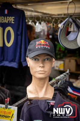 Weer of geen weer: Vlooienmarkt op ’t Harde trekt volop publiek. - © NWVFoto.nl