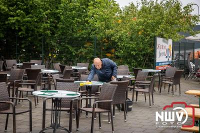 Weer of geen weer: Vlooienmarkt op ’t Harde trekt volop publiek. - © NWVFoto.nl