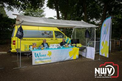 Weer of geen weer: Vlooienmarkt op ’t Harde trekt volop publiek. - © NWVFoto.nl