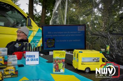 Weer of geen weer: Vlooienmarkt op ’t Harde trekt volop publiek. - © NWVFoto.nl