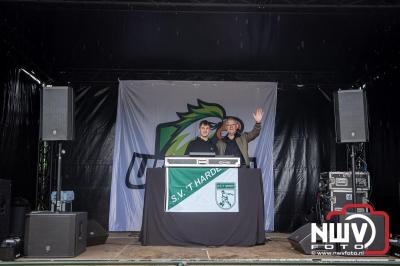 Weer of geen weer: Vlooienmarkt op ’t Harde trekt volop publiek. - © NWVFoto.nl