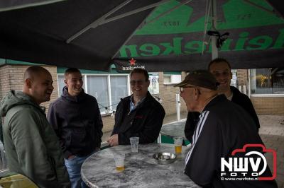 Weer of geen weer: Vlooienmarkt op ’t Harde trekt volop publiek. - © NWVFoto.nl