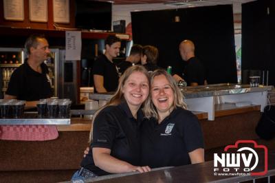 Weer of geen weer: Vlooienmarkt op ’t Harde trekt volop publiek. - © NWVFoto.nl