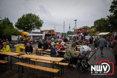 Weer of geen weer: Vlooienmarkt op ’t Harde trekt volop publiek. - © NWVFoto.nl