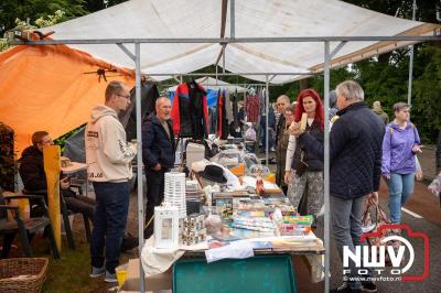 Weer of geen weer: Vlooienmarkt op ’t Harde trekt volop publiek. - © NWVFoto.nl