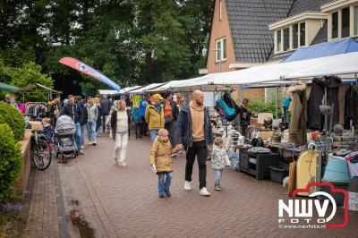 Weer of geen weer: Vlooienmarkt op ’t Harde trekt volop publiek. - © NWVFoto.nl