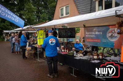 Weer of geen weer: Vlooienmarkt op ’t Harde trekt volop publiek. - © NWVFoto.nl