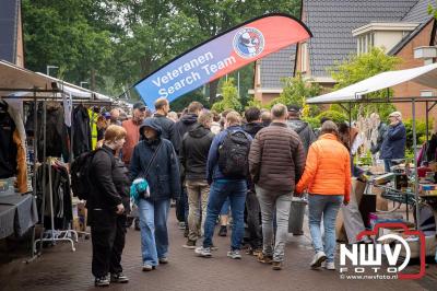Weer of geen weer: Vlooienmarkt op ’t Harde trekt volop publiek. - © NWVFoto.nl