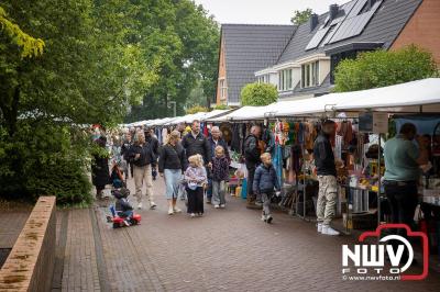 Weer of geen weer: Vlooienmarkt op ’t Harde trekt volop publiek. - © NWVFoto.nl