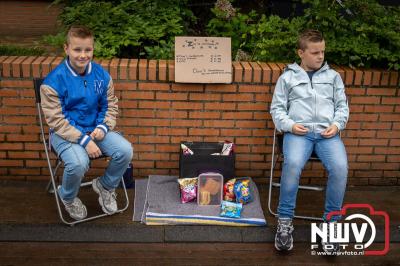 Weer of geen weer: Vlooienmarkt op ’t Harde trekt volop publiek. - © NWVFoto.nl