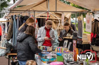 Weer of geen weer: Vlooienmarkt op ’t Harde trekt volop publiek. - © NWVFoto.nl