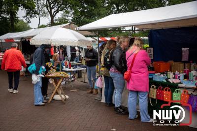 Weer of geen weer: Vlooienmarkt op ’t Harde trekt volop publiek. - © NWVFoto.nl