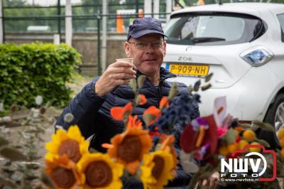 Weer of geen weer: Vlooienmarkt op ’t Harde trekt volop publiek. - © NWVFoto.nl