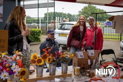 Weer of geen weer: Vlooienmarkt op ’t Harde trekt volop publiek. - © NWVFoto.nl