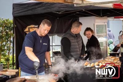Weer of geen weer: Vlooienmarkt op ’t Harde trekt volop publiek. - © NWVFoto.nl