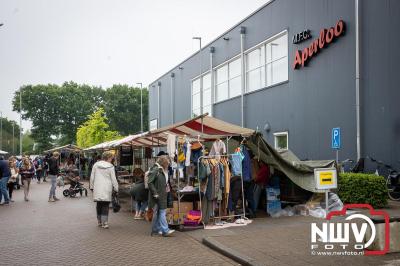 Weer of geen weer: Vlooienmarkt op ’t Harde trekt volop publiek. - © NWVFoto.nl