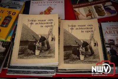 Weer of geen weer: Vlooienmarkt op ’t Harde trekt volop publiek. - © NWVFoto.nl