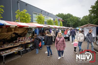 Weer of geen weer: Vlooienmarkt op ’t Harde trekt volop publiek. - © NWVFoto.nl