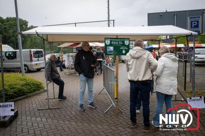 Weer of geen weer: Vlooienmarkt op ’t Harde trekt volop publiek. - © NWVFoto.nl