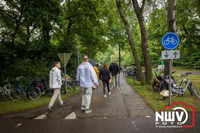 Weer of geen weer: Vlooienmarkt op ’t Harde trekt volop publiek. - © NWVFoto.nl