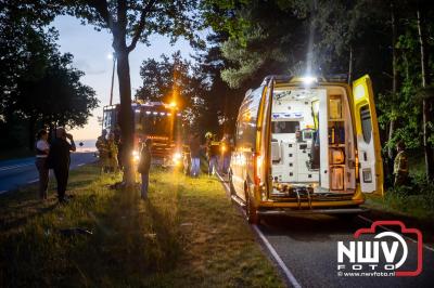 Bestuurder gewond na frontale botsing met boom op de Woldberg, Elburgeweg N309 Epe. - © NWVFoto.nl