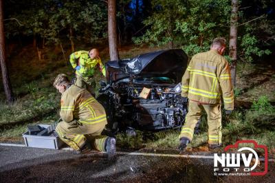 Bestuurder gewond na frontale botsing met boom op de Woldberg, Elburgeweg N309 Epe. - © NWVFoto.nl