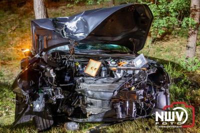 Bestuurder gewond na frontale botsing met boom op de Woldberg, Elburgeweg N309 Epe. - © NWVFoto.nl