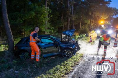 Bestuurder gewond na frontale botsing met boom op de Woldberg, Elburgeweg N309 Epe. - © NWVFoto.nl