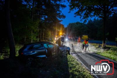 Bestuurder gewond na frontale botsing met boom op de Woldberg, Elburgeweg N309 Epe. - © NWVFoto.nl