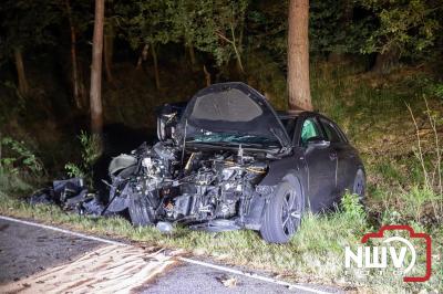 Bestuurder gewond na frontale botsing met boom op de Woldberg, Elburgeweg N309 Epe. - © NWVFoto.nl