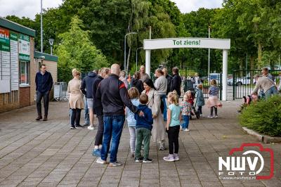 Geslaagde Start: Eerste Avond van de Avondvierdaagse op ’t Harde met een Kleine 600 Wandelaars. - © NWVFoto.nl