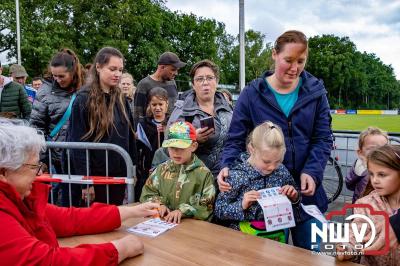 Geslaagde Start: Eerste Avond van de Avondvierdaagse op ’t Harde met een Kleine 600 Wandelaars. - © NWVFoto.nl