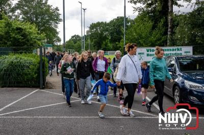 Geslaagde Start: Eerste Avond van de Avondvierdaagse op ’t Harde met een Kleine 600 Wandelaars. - © NWVFoto.nl