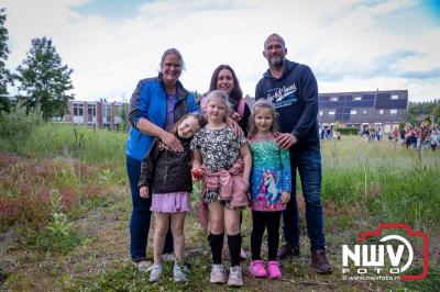 Geslaagde Start: Eerste Avond van de Avondvierdaagse op ’t Harde met een Kleine 600 Wandelaars. - © NWVFoto.nl