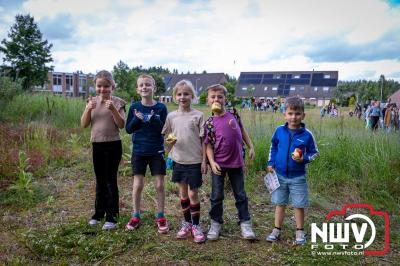 Geslaagde Start: Eerste Avond van de Avondvierdaagse op ’t Harde met een Kleine 600 Wandelaars. - © NWVFoto.nl