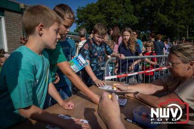Wandelaars konden woensdag kennismaken met klompenpaden zo wandelde de 7,5 km over het Poppepad. - © NWVFoto.nl
