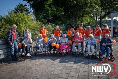 Wandelaars konden woensdag kennismaken met klompenpaden zo wandelde de 7,5 km over het Poppepad. - © NWVFoto.nl