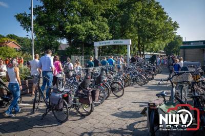 Wandelaars konden woensdag kennismaken met klompenpaden zo wandelde de 7,5 km over het Poppepad. - © NWVFoto.nl