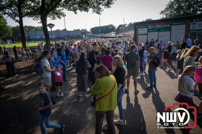 Wandelaars konden woensdag kennismaken met klompenpaden zo wandelde de 7,5 km over het Poppepad. - © NWVFoto.nl