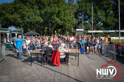 Wandelaars konden woensdag kennismaken met klompenpaden zo wandelde de 7,5 km over het Poppepad. - © NWVFoto.nl