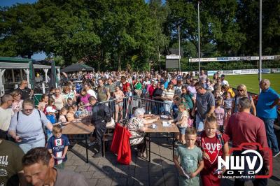 Wandelaars konden woensdag kennismaken met klompenpaden zo wandelde de 7,5 km over het Poppepad. - © NWVFoto.nl