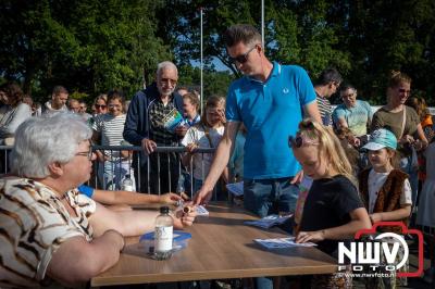 Wandelaars konden woensdag kennismaken met klompenpaden zo wandelde de 7,5 km over het Poppepad. - © NWVFoto.nl