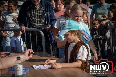 Wandelaars konden woensdag kennismaken met klompenpaden zo wandelde de 7,5 km over het Poppepad. - © NWVFoto.nl