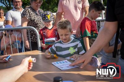 Wandelaars konden woensdag kennismaken met klompenpaden zo wandelde de 7,5 km over het Poppepad. - © NWVFoto.nl