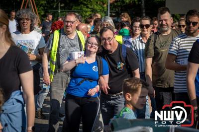 Wandelaars konden woensdag kennismaken met klompenpaden zo wandelde de 7,5 km over het Poppepad. - © NWVFoto.nl