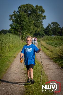 Wandelaars konden woensdag kennismaken met klompenpaden zo wandelde de 7,5 km over het Poppepad. - © NWVFoto.nl