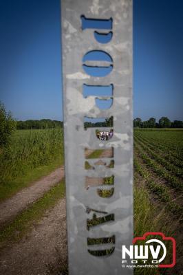 Wandelaars konden woensdag kennismaken met klompenpaden zo wandelde de 7,5 km over het Poppepad. - © NWVFoto.nl