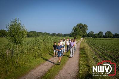 Wandelaars konden woensdag kennismaken met klompenpaden zo wandelde de 7,5 km over het Poppepad. - © NWVFoto.nl