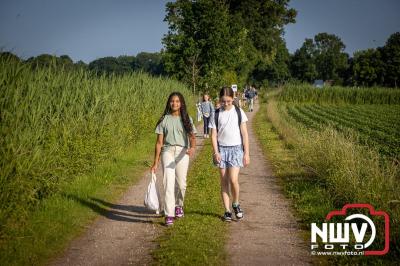 Wandelaars konden woensdag kennismaken met klompenpaden zo wandelde de 7,5 km over het Poppepad. - © NWVFoto.nl